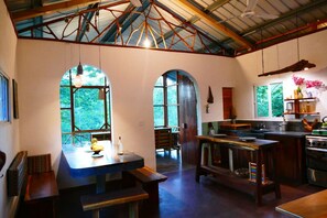 Fridge, oven, stovetop, coffee/tea maker