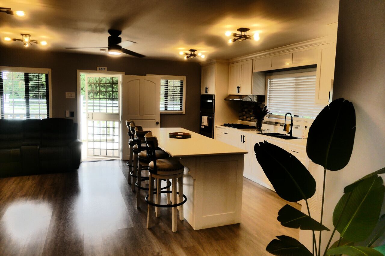 Køleskab, mikrobølgeovn, ovn, kogeplade