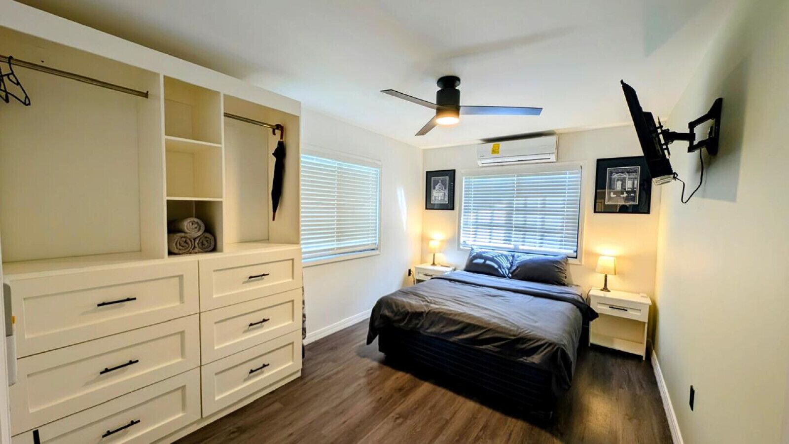 2 habitaciones, tabla de planchar con plancha y cuna de viaje 