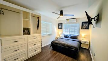2 habitaciones, tabla de planchar con plancha y cuna de viaje