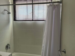 Serviettes fournies, savon, papier toilette