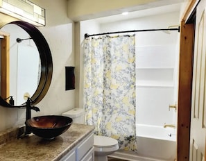 Hair dryer, towels, soap, shampoo - The General Store- Private and centrally located
(Colorado Springs)