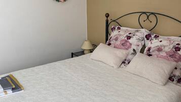 1 slaapkamer, een strijkplank/strijkijzer, wifi, beddengoed