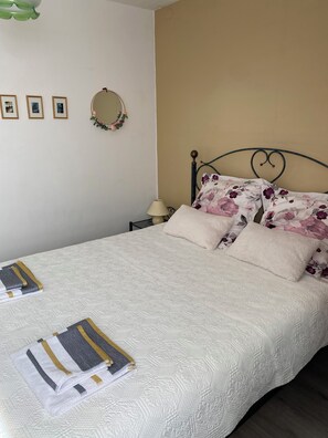 1 bedroom, iron/ironing board, WiFi, bed sheets - Helene's Tiny House (Limoges)