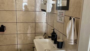 Een douche, een haardroger, handdoeken, zeep