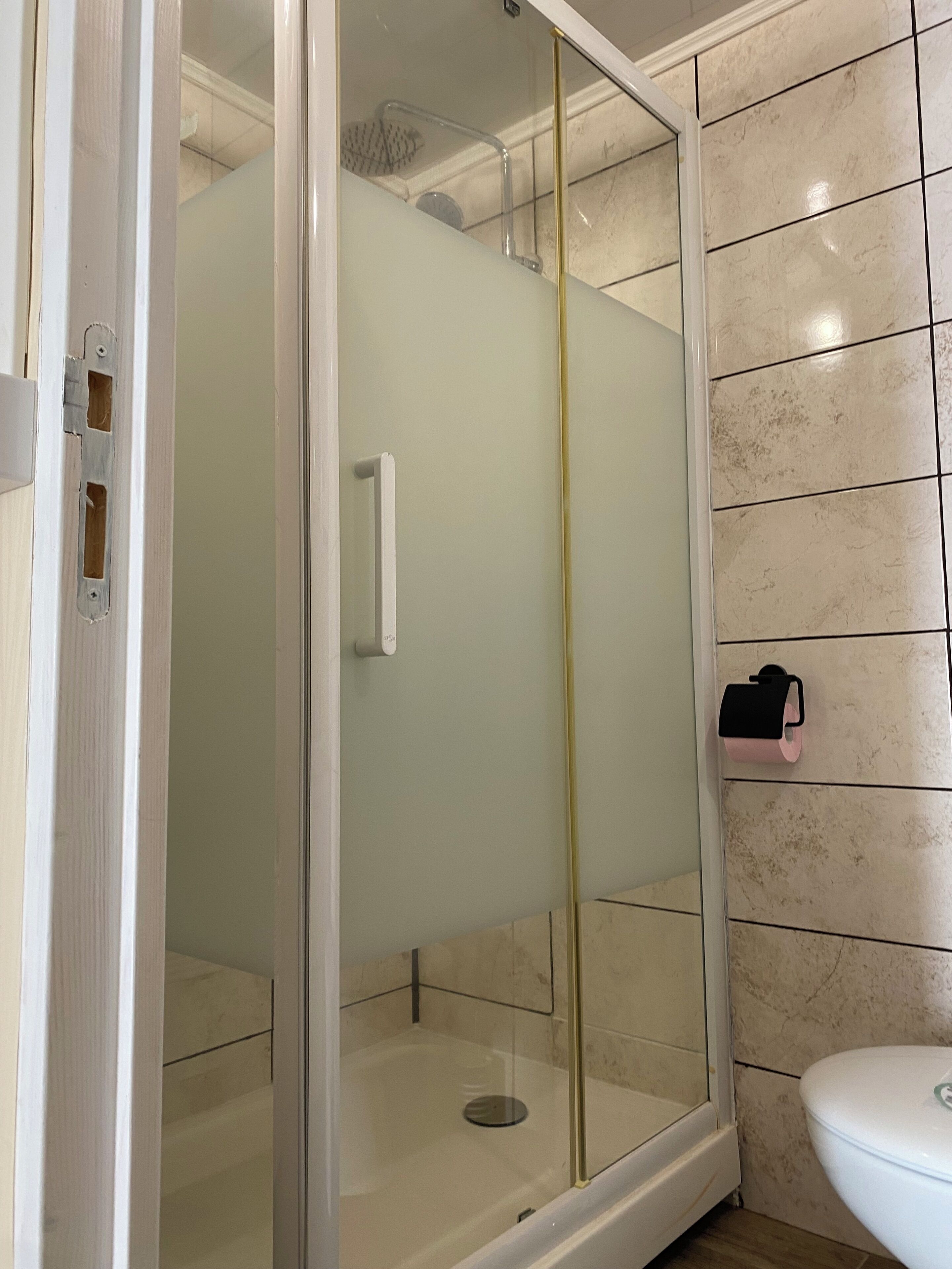 Doccia, asciugacapelli, asciugamani, sapone