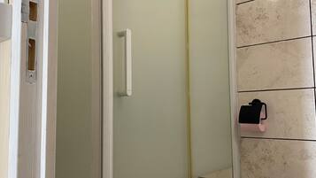Doccia, asciugacapelli, asciugamani, sapone