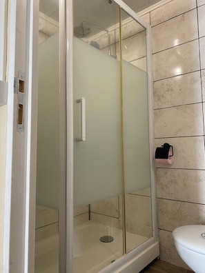 Douche, sèche-cheveux, serviettes fournies, savon