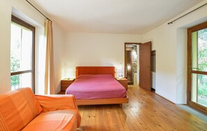 3 bedrooms, free WiFi, bed sheets - Awesome home in Loazzolo with WiFi (Loazzolo)