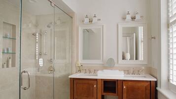 Family Apartment, 2 Bedrooms (Self Check-in with Virtual Front Desk) | Bathroom