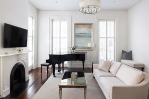 Leilighet – grand, 1 soverom (Self Check-in with Virtual Front Desk) | Oppholdsområde | En 50-tommers Flatskjerm-TV med digitale kanaler