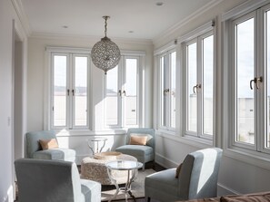 Luxury-Apartment, 1 Schlafzimmer (Self Check-in with Virtual Front Desk) | Wohnbereich | 50-Zoll-Flachbildfernseher mit Digitalempfang