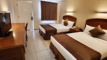 Phòng Economy, 2 giường cỡ queen, không hút thuốc | Két bảo mật tại phòng, bàn, khu vực làm việc phù hợp cho laptop