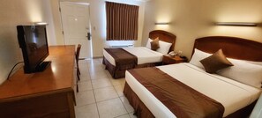 Habitación económica, 2 camas de matrimonio, no fumadores | Caja fuerte, escritorio, espacio para trabajar con un portátil