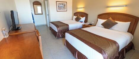 Quarto econômico, 2 camas Queen, para não fumantes | Cofres nos quartos, escrivaninha, espaço de trabalho para notebook