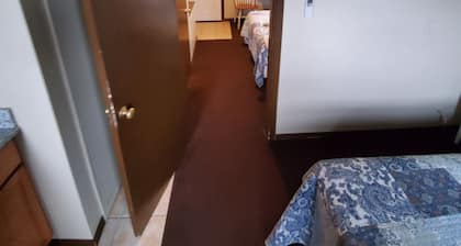 Deschutes Motel - Buckskin Mary - 2 Queen Beds