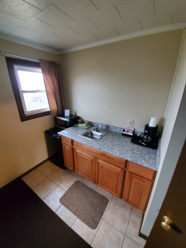 Deschutes Motel - Buckskin Mary - 2 Queen Beds