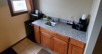 Deschutes Motel - Buckskin Mary - 2 Queen Beds