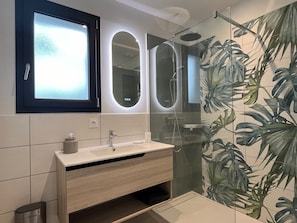 Secadora de cabello, toallas, papel de baño