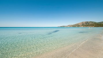 Una spiaggia nelle vicinanze