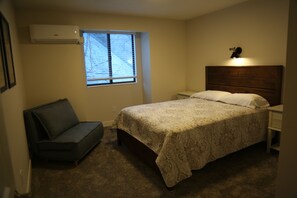 7 habitaciones, tabla de planchar con plancha y cuna de viaje 