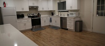 Swan Creek Haven - pickleball court! 2mi from Marina!
7 bed 4 bath sleep 32