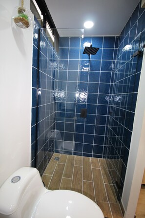 Traditional Apartment (FRN110) | Bathroom | Shower, hair dryer, towels, toilet paper - Frontera by Roots Rentals (Medellín)