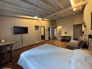 Comfort Apartment (FRN106) | Desk, free WiFi - Frontera by Roots Rentals (Medellín)