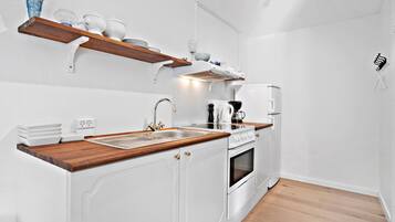 Kühlschrank, Herdplatte, Wasserkocher mit Kaffee-/Teezubehör