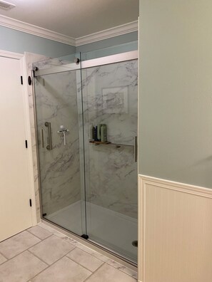 Shower, hair dryer - Charbonneau 2bed/bath Condo available for 6 -12 month rental (Wilsonville)