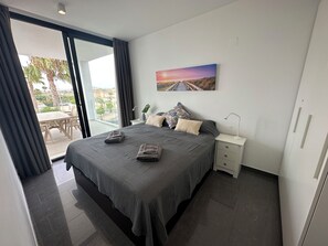 4 quartos, escrivaninha, ferros/tábuas de passar roupa, berço de viagem