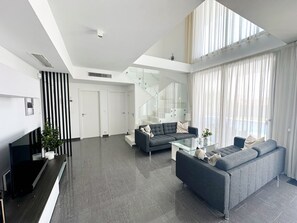 Smart-tv, een open haard en een kantoor