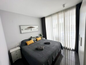 4 slaapkamers, een bureau, een strijkplank/strijkijzer, reisbedje