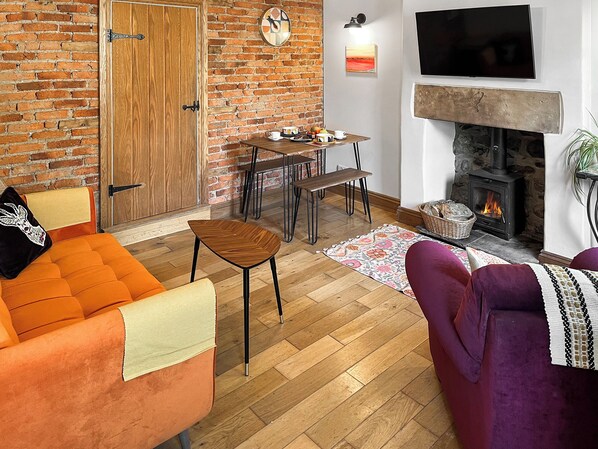 TV, fireplace