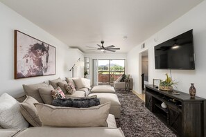 Smart TV, tavolo da ping pong, libri