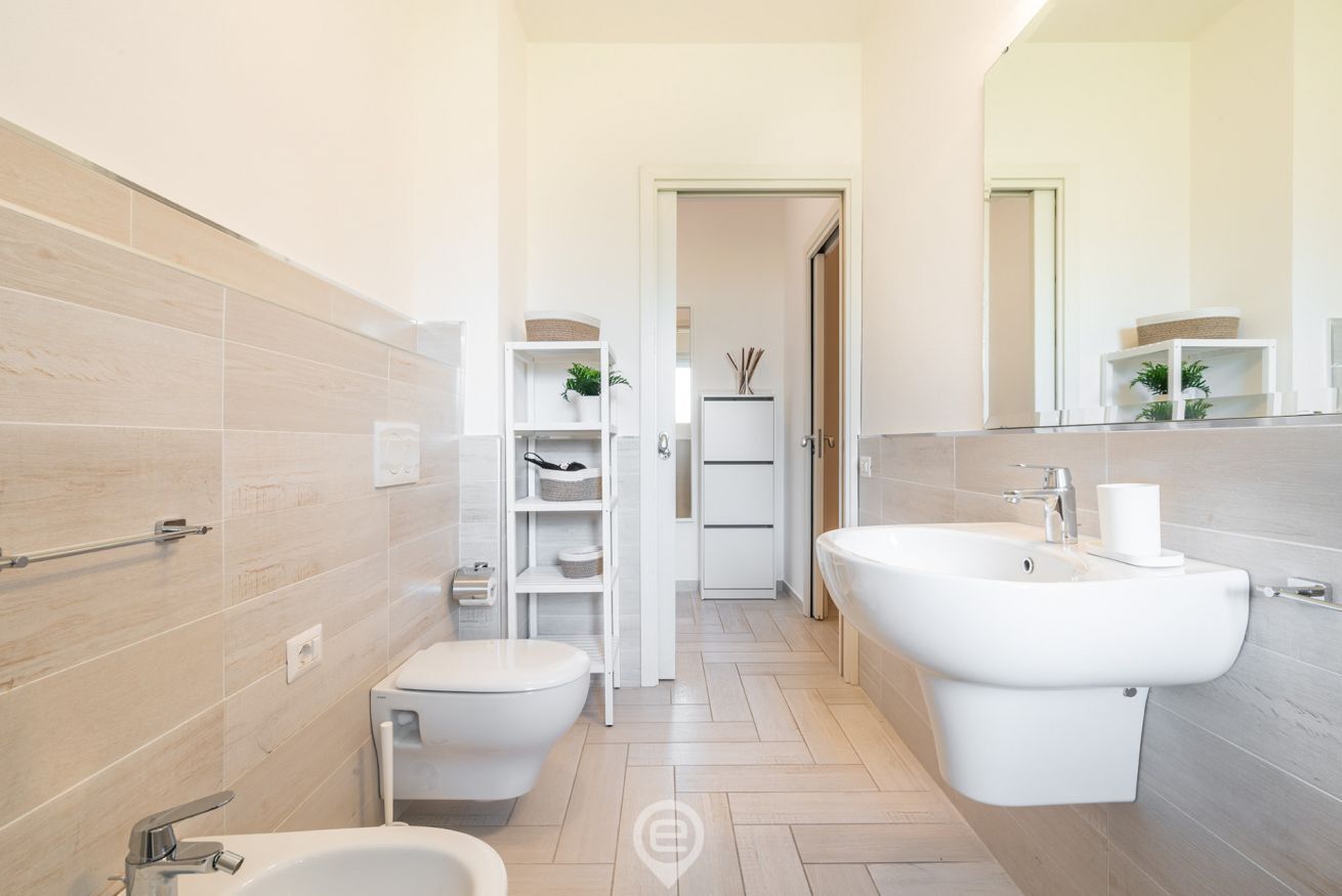 Douche, sèche-cheveux, bidet, serviettes fournies