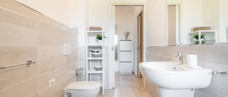 Douche, sĂšche-cheveux, bidet, serviettes fournies