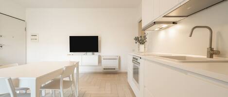 Fridge, oven, stovetop, dishwasher