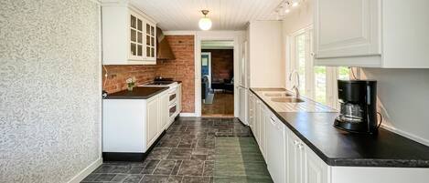 Een koelkast, een kookplaat, een vaatwasser