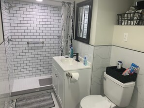 Asciugacapelli, asciugamani, sapone, shampoo