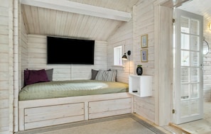 3 bedrooms, travel crib, free WiFi - Gorgeous home in Asnæs with kitchen (Asnæs)