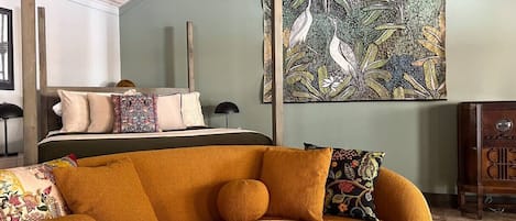 1 bedroom, desk, WiFi, bed sheets