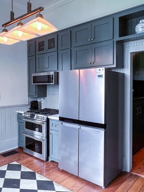 Køleskab, mikrobølgeovn, ovn, kogeplade