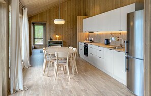 Køleskab, kaffe-/temaskine, køkkentøj/tallerkener/redskaber