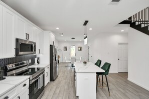 冷蔵庫、電子レンジ、オーブン、コンロ