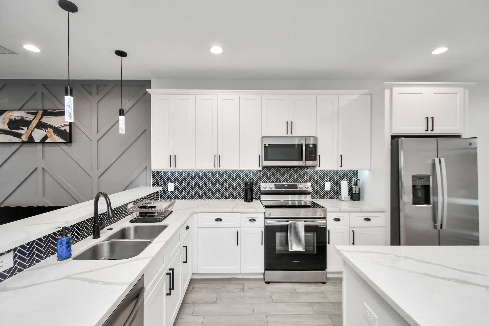 Kylskåp, mikrovågsugn, ugn och spishäll