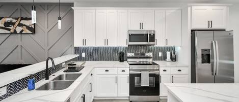 Refrigerador, microondas, horno y parrilla de estufa