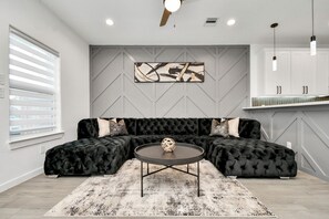 Smart TV, stereo - Grand Luxé Retreat ★ GATED ★ FREE PARKING ★ Medical Center & NRG (Houston)