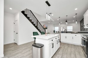 冷蔵庫、電子レンジ、オーブン、コンロ