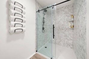 Een douche, een haardroger, handdoeken